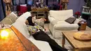 Zaskia Adya Mecca menyebut kesempatan mengunjungi lokasi syuting Friends bagai mimpi penggemar yang jadi kenyataan. Saking bahagia, ia sampai rebahan di sofa panjang ikonis sambil membayangkan suasana syuting di ruangan tersebut. “Jadi seneng rasanya masih anget hype ku nonton, skr kesempatan bisa main ke setnya,” ia menyambung. (Foto: Dok. Instagram @zaskiadyamecca)
