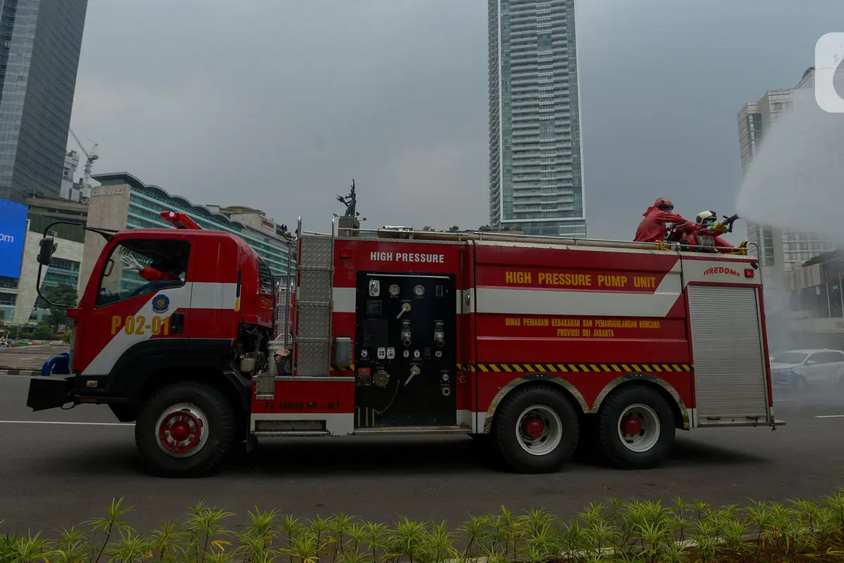Mobil Damkar Dikerahkan Semprot Disinfektan di Jalan Protokol Jakarta