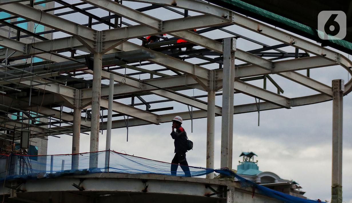 Pekerja menyelesaikan proyek halte Trans Jakarta, di Sudirman, Jakarta, Jumat (18/11/2022). BPJS Ketenagakerjaan (BPJAMSOSTEK) Kantor Wilayah DKI Jakarta mencatat sepanjang Januari hingga Maret 2022 terjadi 61.805 kasus kecelakaan kerja dan mayoritas dialami pekerja usia 20-25 tahun. (Liputan6.com/Angga Yuniar)
