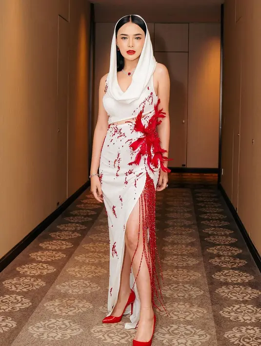 Amanda Manopo juga terlihat menawan dalam balutan hooded dress di Premiere Indigo. [Foto: Instagram/bellyiverzon]