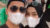 Alvin Faiz dan Henny Rahman Ibadah Umrah (Sumber: Instagram/alvin_411)