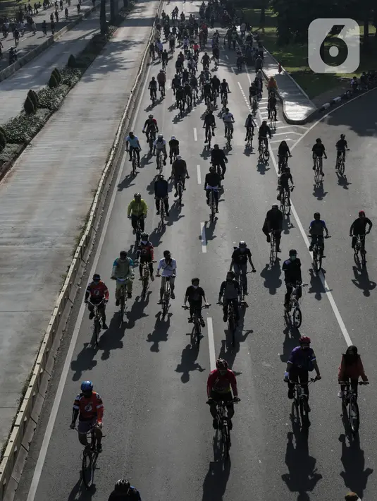 Warga berolahraga di area Car Free Day (CFD) kawasan MH Thamrin, Jakarta, Minggu (21/6/2020). Hari ini adalah kali pertama digelarnya CFD Jakarta di sepanjang Jalan Sudirman - Thmarin saat Pembatasan Sosial Berskala Besar (PSBB) Masa Transisi. (Liputan6.com/Johan Tallo)
