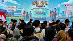 Para pencari kerja memadati Bursa Kerja yang dihadiri oleh lebih dari seratus perusahaan dan ribuan pencari kerja di Jakarta pada Kamis 22 Mei 2025. (BAY ISMOYO/AFP)