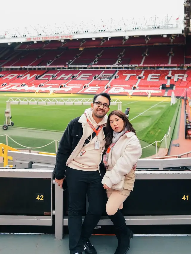 10 Potret Kiky Saputri Liburan di Inggris, Kunjungi Stadion Old Trafford