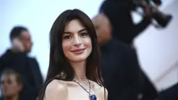 Anne Hathaway berpose untuk fotografer setibanya di pemutaran perdana film 'Armageddon Time' di festival film internasional ke-75, Cannes, Prancis selatan (19/5/2022). Anne Hathaway mengenakan kalung Mediterranean Reverie. (AP Photo/Joel C Ryan)