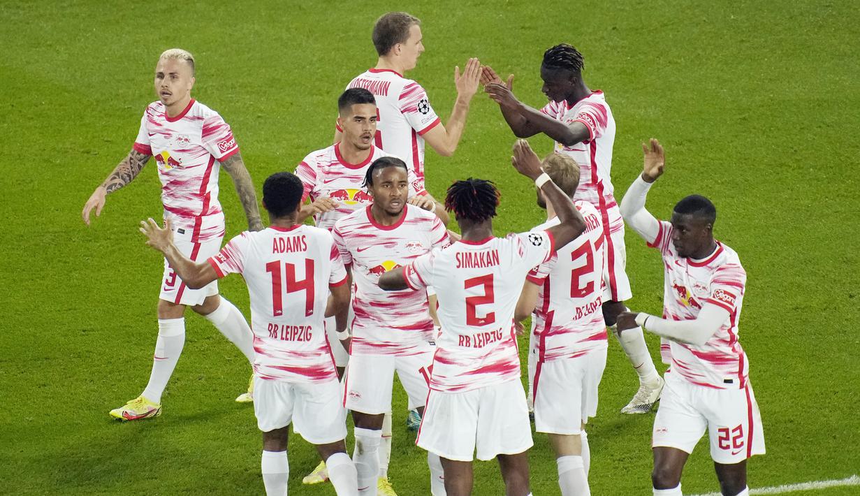 Namun RB Leipzig juga mampu menunjukan perlawanan sengit, wakil Jerman tersebut justru berbalik unggul melalui Andre Silva dan Nordi Mukiele. (AP /Christophe Ena)