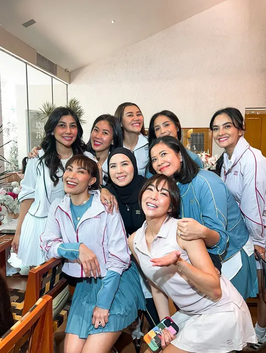 Kasual nan elegan, baju yang diluncurkan tampaknya memiliki tiga pilihan warna, yaitu hitam, putih dan tosca. Para artis pun tampil sporty. Seperti Gisel, Ririn Ekawati hingga Aaliyah yang memilih kenakan one set putih. Tya Ariestya pun tampil menawan dengan tambahan hijab. (Liputan6.com/IG/@tya_ariestya)