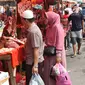 Pembeli memilih daging kerbau dan sapi yang dijual pedagang musiman di Pasar Ciledug, Tangerang, Rabu (13/6). Pada H-2 Idul Fitri, harga daging sapi mengalami kenaikan hingga mencapai Rp 140 ribu per kilogram. (Liputan6.com/Angga Yuniar)