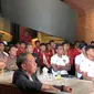 Pemain Timnas Indonesia U-17 Iqbal Gwijangge (tengah) saat menyaksikan proses drawing Piala Dunia U-17 bersama rekan-rekan setimnya di bilangan Jakarta Pusat pada Jumat (15/9/2023) malam WIB. (Liputan6.com/Melinda Indrasari)