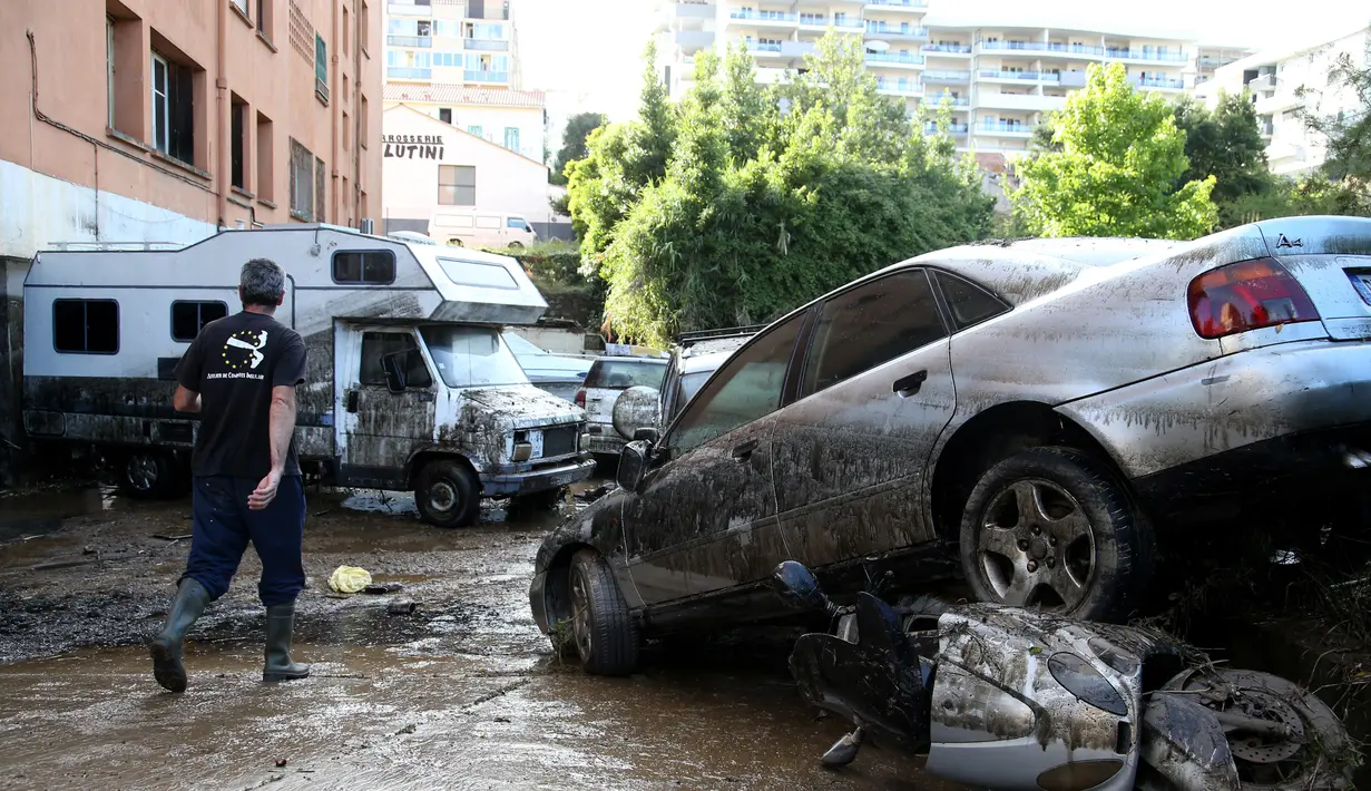 Sejumlah mobil yang tersapu akibat banjir yang melanda Kota Ajaccio di Prancis (11/6/2020). Bencana tersebut mengakibatkan sekitar 200 orang terpaksa mengungsi ke tempat aman setelah banjir bandang memporak-porandakan Kota Ajaccio. (AFP/Pascal POCHARD-CASABIANCA)