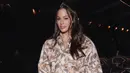<p>Ashley Graham menghadiri koleksi siap pakai Isabel Marant Fall/Winter 2023-2024 yang dipresentasikan Paris, Prancis, 2 Maret 2023. Model berusia 35 tahun ini menampilkan kaki panjangnya dalam pakaian cetak kargo, menonjolkan lekuk tubuhnya indah, dan menambahkan beberapa inci ke tubuhnya dengan sepasang sepatu bertali cokelat serta tas tangan hitam yang apik. (Vianney Le Caer/Invision/AP)</p>