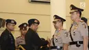Kapolri Jenderal Tito Karnavian menyematkan lencana jabatan pada Irjen Setyo Wasisto selama upacara sertijab di Mako Brimob, Kelapa Dua, Depok, Rabu (14/ 11). Irjen Setyo Wasisto kini ditugaskan di Kementerian Perindustrian. (Liputan6.com/Herman Zakharia)