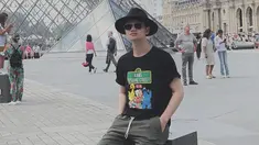 Faul LIDA baru-baru ini menikmati liburannya dengan keliling negara Eropa. Dari sejumlah potretnya selama di sana, posenya memakai topi paling mencuri perhatian. Saat berada di Paris, pedangdut asal Aceh ini tampil keren dengan topi hitam jenis koboi. Padu padannya semakin serasi dengan kacamata dan kaus hitam yang dipakainya. (Liputan6.com/IG/@faul.lida2019)