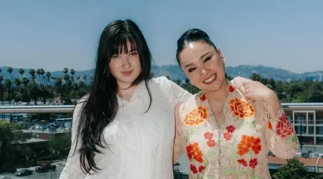 6 Potret Tampilan Titi DJ dan Kedua Anak Kembarnya Dibalut Kebaya saat  Pernikahan Putri Bungsunya Stephanie Poetri di Amerika Serikat - Fashion  Fimela.com