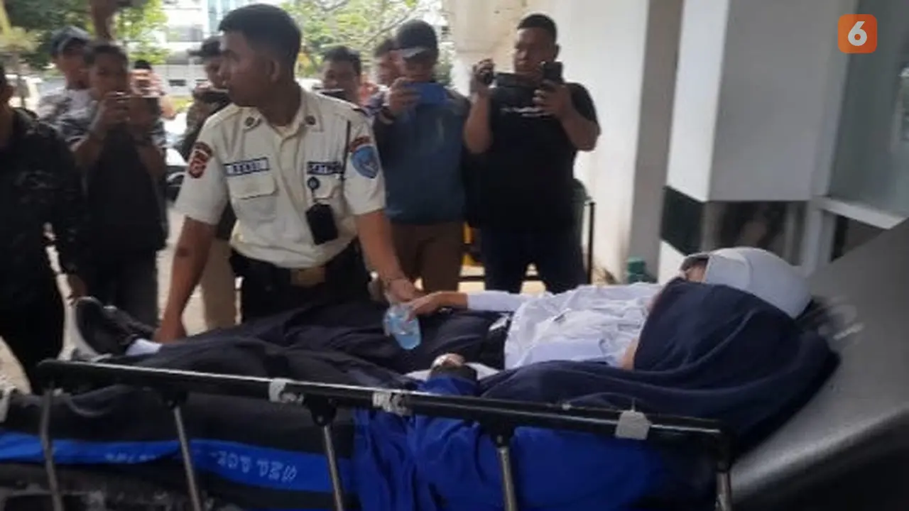 Siswa korban keracunan makanan saat dibawa ke RSUD Sayang Cianjur diduga usai santap MBG. (Liputan6.com/Fira Syahrin).