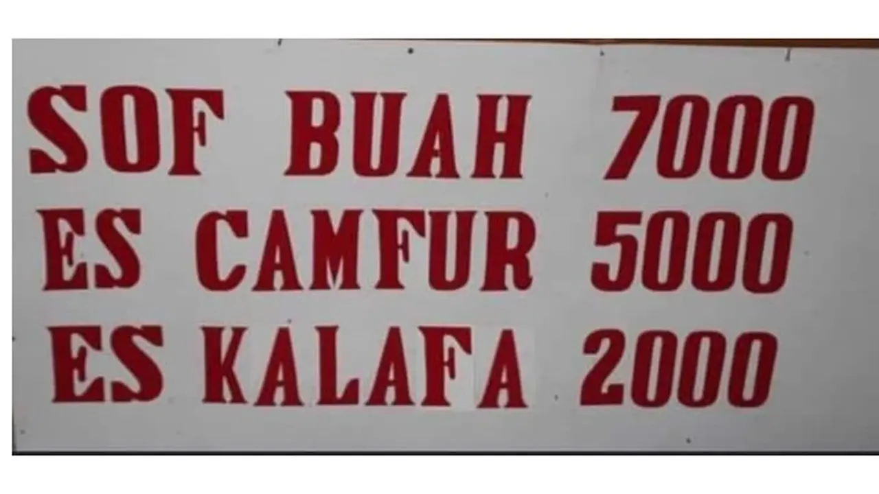 6 Spanduk Penjual Es Salah Tulis Ini Bikin Pembeli Tepuk Jidat, Kocak