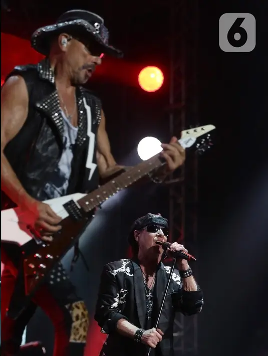 Grup band rock asal Jerman, Scorpions tampil di perhelatan JogjaROCKarta #4 di Stadion Kridosono, Yogyakarta, Minggu (1/3/2020). Scorpions membawakan sejumlah lagu hitsnya seperti Send Me An Angel, Wind of Change hingga Still Loving You. (Fimela.com/Bambang E Ros)