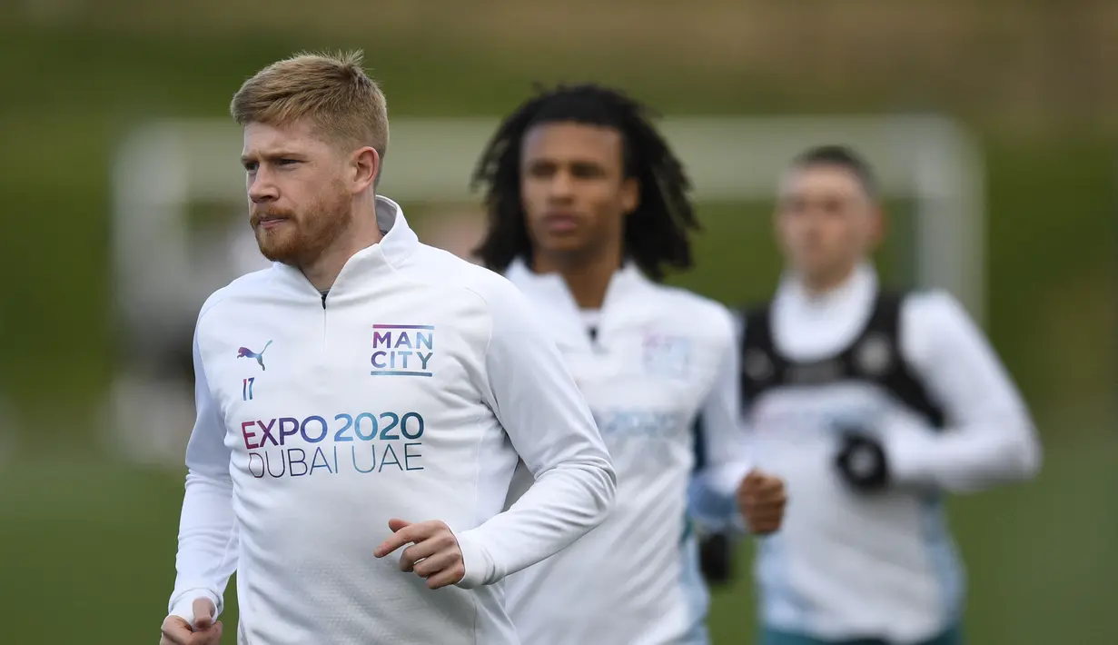 <p>Gelandang Manchester City asal Belgia Kevin De Bruyne (kiri) melakukan pemanasan saat mengambil bagian dalam sesi latihan di tempat latihan Manchester City di Manchester, barat laut Inggris, pada 25 April 2022. Manchester City akan bertanding melawan Real Madrid pada leg pertama semifinal Liga Champions. (AFP/Oli Scarff)</p>
<p> </p>