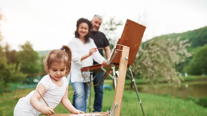 Tak Perlu Pergi Jauh! Rekomendasi Cara Kreatif Perkuat Bonding Keluarga di Rumah [Dok/freepik.com]