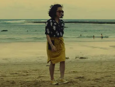 Rachel Amanda dalam berbusana lebih suka berpenampilan simpel. Dirinya sangat pandai dalam memadupadankan beberapa item fashion untuk dikenakan dalam setiap momennya. Hal ini bisa terlihat saat dirinya sedang bermain ke pantai. (Liputan6.com/IG/@auroramanda95)