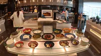 Ruang makan yang tersedia di Hotel Pullman Doha West-Bay menampilkan beberapa konsep makan yang inovatif dengan sentuhan urban. Restoran Avenue menyajikan sarapan, makan siang dan makan malam dengan tema menyatukan orang-orang lewat konsep khas restoran, CuisInMotion. (AFP/Karim Jaafar)