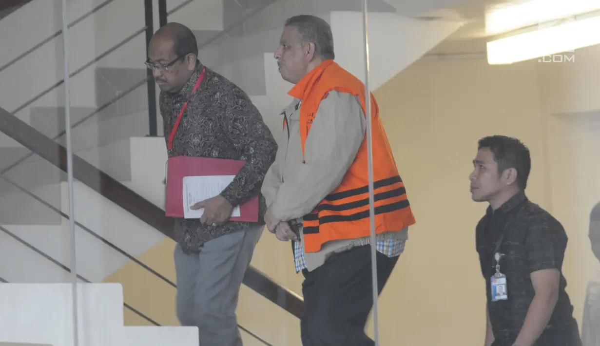 Direktur Utama PT PLN nonaktif Sofyan Basir menaiki tangga bersiap menjalani pemeriksaan oleh penyidik di Gedung KPK. Jakarta, Selasa (11/6/2019). Sofyan Basir diperiksa sebagai tersangka terkait menerima suap dalam pembangunan proyek PLTU Riau-1. (merdeka.com/Dwi Narwoko)