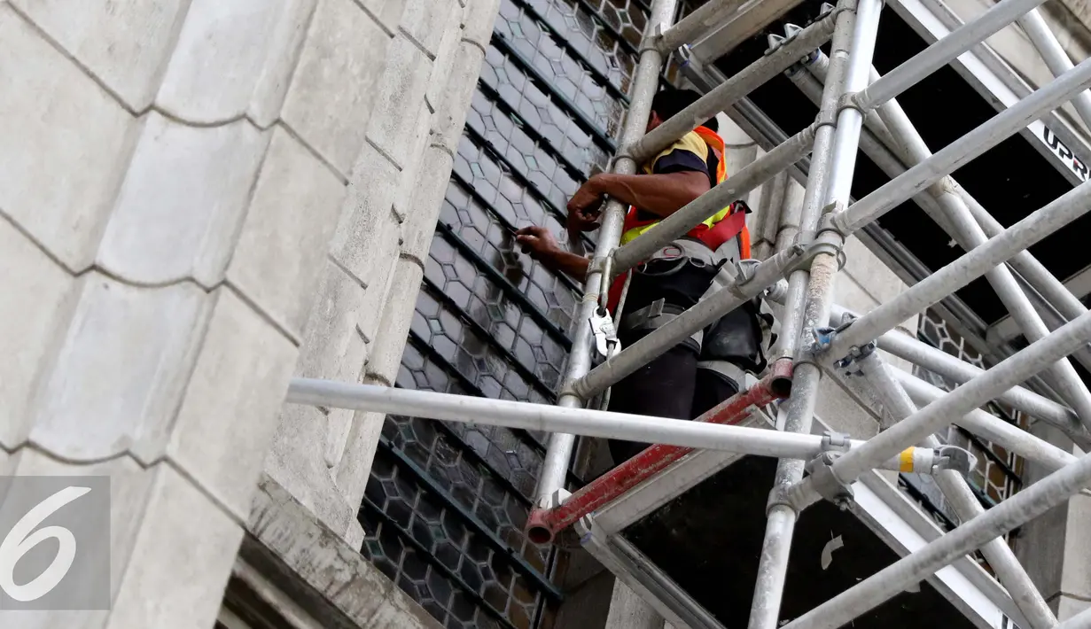 Pekerja melakukan perawatan di Gereja Katedral, Jakarta, Senin (7/11). Gereja Katedral yang telah berumur 114 tahun ini mampu menampung 3000 jemaah. (Liputan6.com/Gempur M Surya)