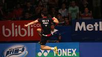 Lee Yong-dae melompat kegirangan usai mengalahkan Pasangan China, Chai Biao/Hong Wei   dengan skor 13-21, 21-13, dan 21-16 pada partai final yang berlangsung di Istora Senayan, Jakarta, Minggu (5/6/2016). (Bola.com/Nickas Hanoatubun)