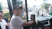 Wali Kota Depok, Mohammad Idris saat melakukan uji coba BTS Bus Kita yang akan segera beroperasi. (Liputan6.com/Dicky Agung Prihanto)