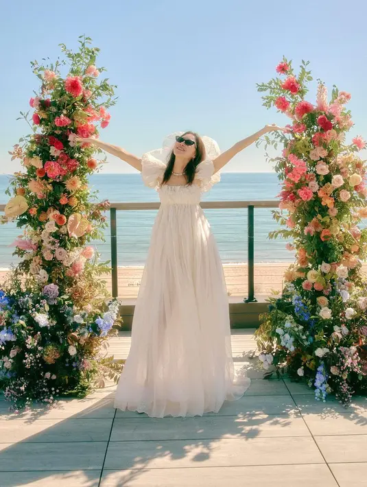 <p>Gong Hyo Jin mengenakan gaun pernikahan yang simple namun tetap elegan. Dalam pesta outdoor ini, dia mengenakan kacamata hitam. Sesuatu yang tak biasa dikenakan pengantin wanita. (Foto: Instagram/ rovvxhyo)</p>