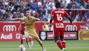 Manchester United dikabarkan&nbsp;sedang bersiap untuk membuat tawaran kontrak terakhir kepada gelandang Barcelona Frenkie de Jong. Kontrak&nbsp;tersebut akan membuatnya menjadi pemain dengan bayaran tertinggi di skuad Eric ten Hag. (foto: Kena Betancur / AFP)