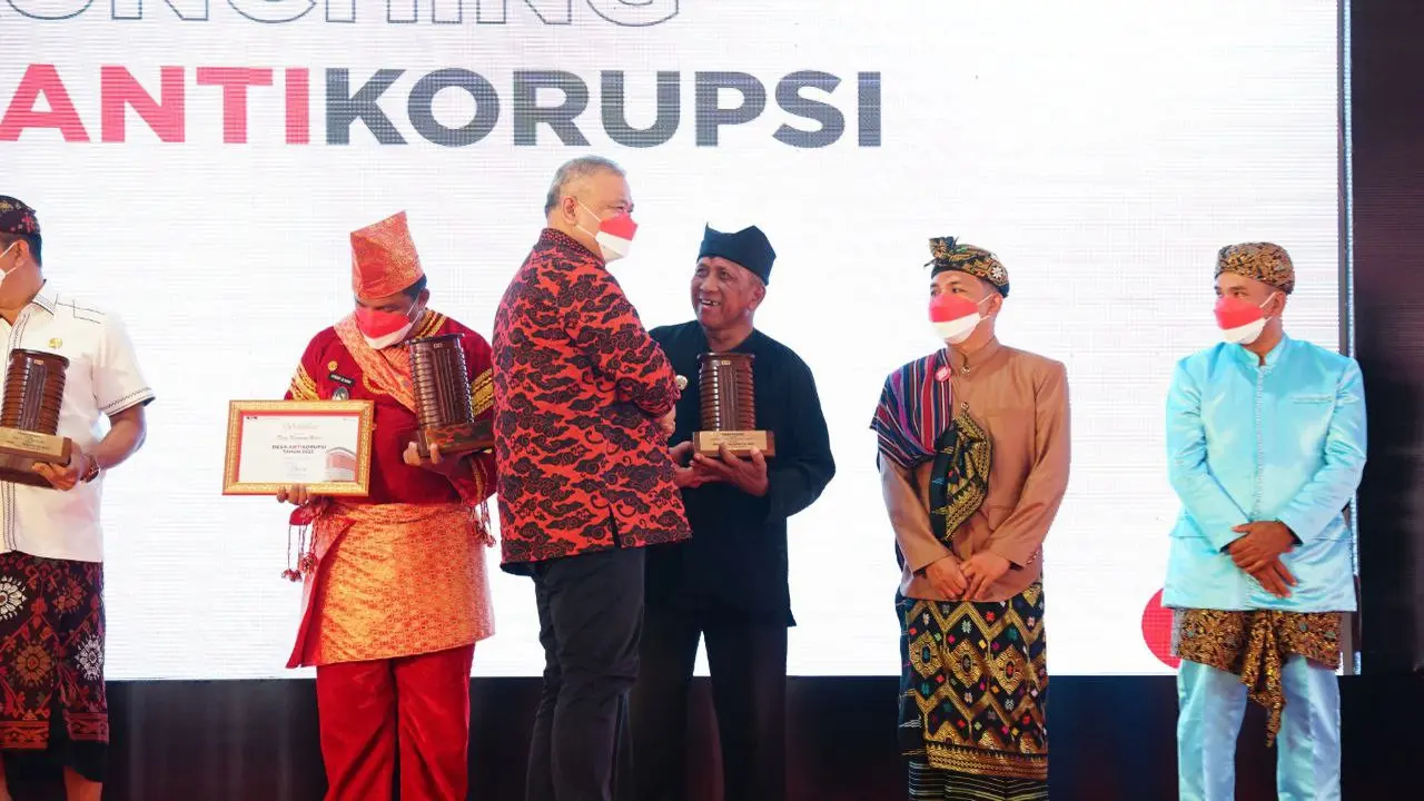 Ketua KPK Fikri Bahuri serahkan plakat desa anti korupsi ke Kepala Desa Sukojati Banyuwangi Untung Suripno (Istimewa)