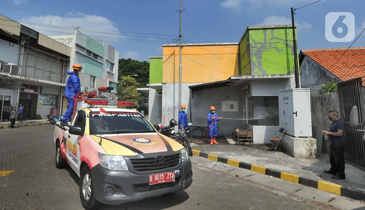 Petugas pemadam kebakaran (Damkar) UPT Cinere menyemprotkan cairan disinfektan di Pasar Segar yang ditutup, Cinere, Depok, Rabu (30/9/2020). Penyemprotan itu untuk mengantisipasi penyebaran COVID-19 di area pasar setelah seorang pengunjung tiba-tiba meninggal dunia. (merdeka.com/Arie Basuki)