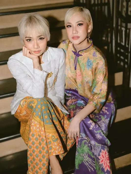 Pasangan saudara sepupu itu sama-sama tampil cantik dengan rambut pixie blonde yang ikonik [@tanayudjanuismadi]