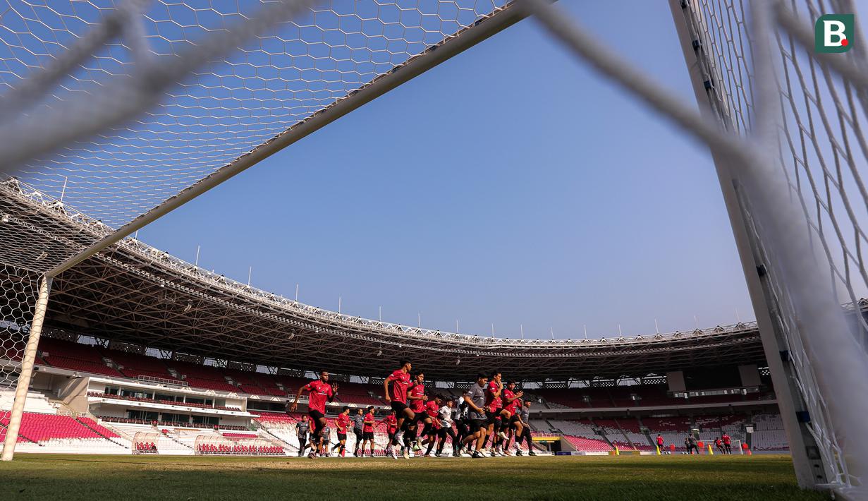 Sejumlah pemain Timnas Indonesia U-17 melakukan pemanasan saat latihan persiapan menjelang Piala Dunia U-17 2023 di Stadion Utama Gelora Bung Karno (SUGBK), Senayan, Jakarta, Senin (30/10/2023). (Bola.com/Bagaskara Lazuardi)