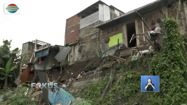 Sejumlah rumah di Kota Cimahi, Jawa Barat, rusak berat dan terancam roboh akibat tanah longsor. Bencana tanah longsor terjadi akibat hujan deras.