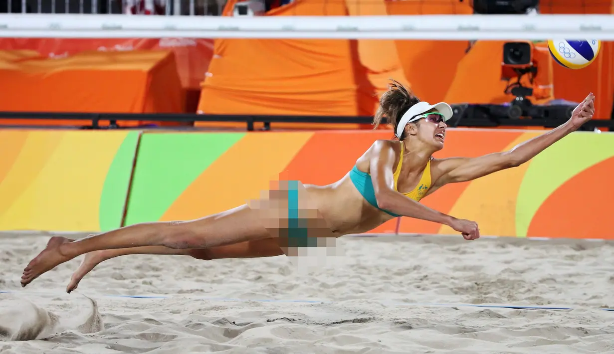 Atlet Voli Pantai asal Australia, Taliqua Clancy berusaha mengambil bola saat berlaga di Olimpiade Rio 2016, Brasil pada 14 Agustus 2016. (REUTERS / Adrees Latif)