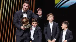 Pemain Inter Miami, Lionel Messi, bersama anak-anaknya saat menerima penghargaan Ballon d'Or di Theatre du Chatelet, Paris, Selasa (31/10/2023). Dalam perburuan penghargaan ini, Messi mengalahkan striker Manchester City Erling Haaland dan bintang Paris Saint-Germain (PSG) Kylian Mbappe. (AFP/Franck Fife)