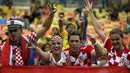 Selebrasi suporter Kroasia usai menyaksikan Mario Mandzukic dkk menumbangkan Kamerun 4-0 di di Stadion Amazonia, Manaus, Brasil, (19/6/2014). (REUTERS/Siphiwe Sibeko) 