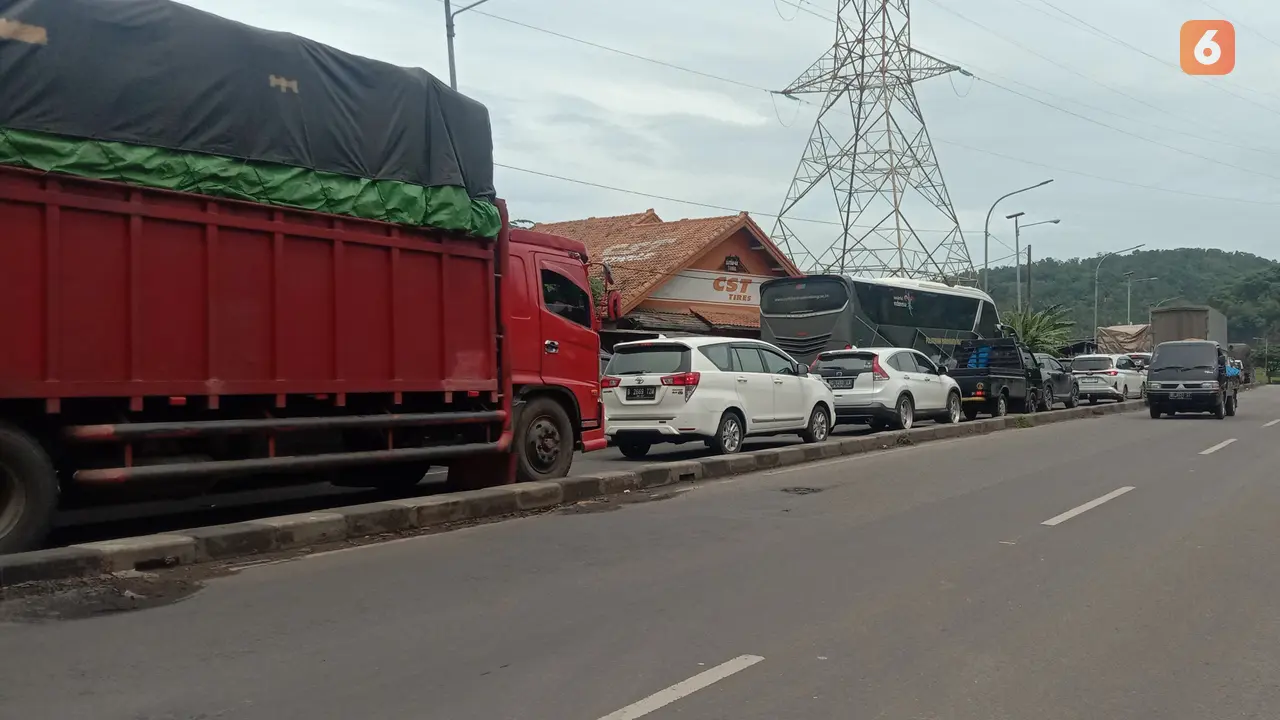 Antrian Kendaraan Menuju Pelabuhan Merak Di Jalan Cikuasa Atas, Kota Cilegon, Banten. (Kamis, 29/12/2022). (Yandhi Deslatama/Liputan6.com).
