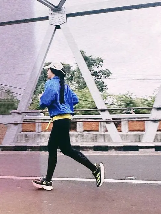 Ayu Bing Slamet juga turut serta dalam olahraga marathon tersebut. Ia tampil dengan jaket biru dipadukan celana hitam ketat dan sepatu lari hitam serasi dengan kerudungnya. Serta menambahkan topi cap putihnya. [@ayudiac]