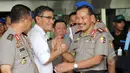 Komjen Pol Badrodin Haiti ditetapkan DPR RI melalui Sidang Paripurna sebagai Kapolri, Jakarta, Kamis (16/4/2015). Tampak Badrodin  yang tersenyum bahagia diberi ucapan selamat oleh rekan-rekannya. (Liputan6.com/Helmi Afandi) 