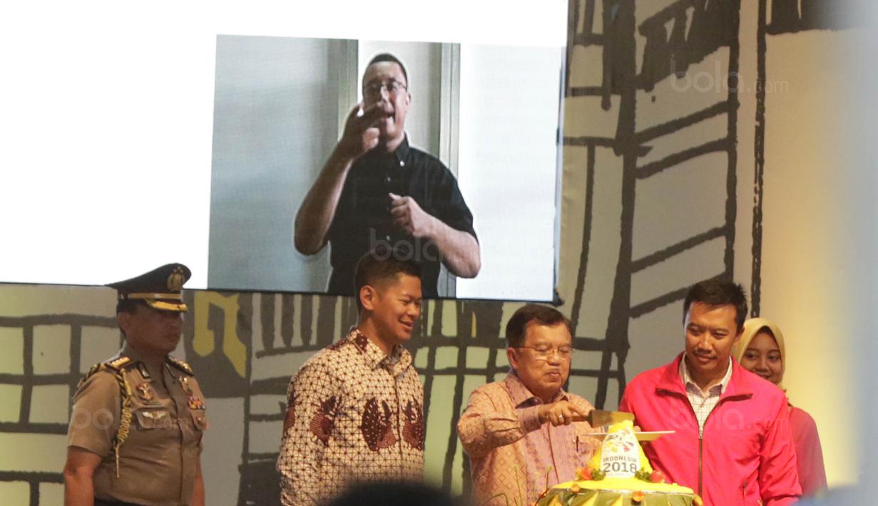 Wapres RI, Jusuf Kalla, memotong tumpeng saat acara peresmian hitung mundur Asian Para Games 2018 di Kemayoran, Jumat (6/10/2017). Asian Para Games 2018 akan digelar mulai 8 hingga 13 Oktober di Jakarta-Palembang. (Bola.com/M Iqbal Ichsan)