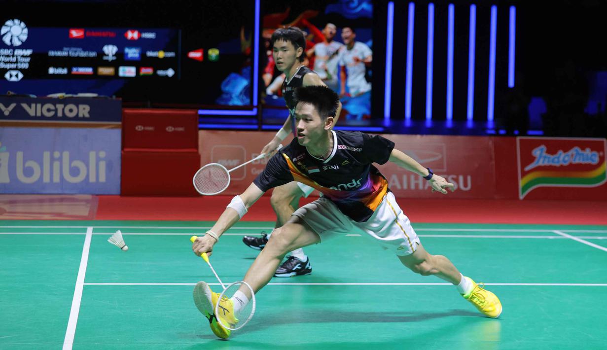 Di set kedua, performa Raymond Indra/Nikolaus Joaquin hingga akhir kembali kalah dengan skor 13-21. Tampak dalam foto, pebulu tangkis ganda putra Indonesia, Raymond Indra/Nikolaus Joaquin saat bertanding melawan wakil Malaysia, Goh Sze Fei/Nur Izzuddin Rumsani pada final Indonesia Masters 2026 di Istora Gelora Bung Karno, Senayan, Jakarta, Minggu (25/1/2026). (Bola.com/Bagaskara Lazuardi)