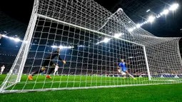 Pemain Italia Federico Dimarco mencetak gol ke gawang Hungaria pada pertandingan sepak bola UEFA Nations League di Puskas Arena, Budapest, Hungaria, 26 September 2022. Italia berhasil mengalahkan Hungaria dengan skor 2-0. (Zsolt Szigetvary/MTI via AP)