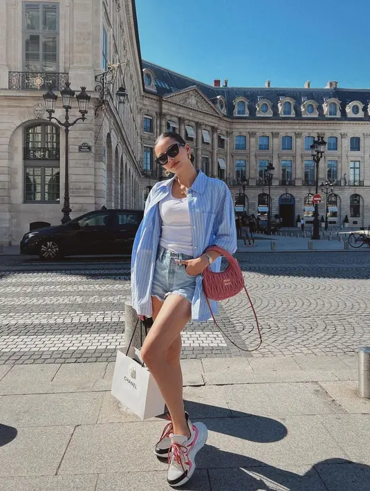 <p>Tak perlu menyiapkan berbagai jenis pakaian, tank top atau kaos putih pun bisa jadi andalan. Kamu bisa padukan dengan apapun dan menggunakannya berulang kali tanpa terlihat membosankan. [Instagram/alyssadaguise]. [Instagram/alyssadaguise]</p>