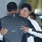 Pelatih Timnas Indonesia U-23, Shin Tae-yong disambut dengan hangat saat mendarat di Bandara Sokearno-Hatta, Tangerang, Banten, Sabtu (11/5/2024) pagi WIB. (Bola.com/Muhammad Iqbal Ichsan)