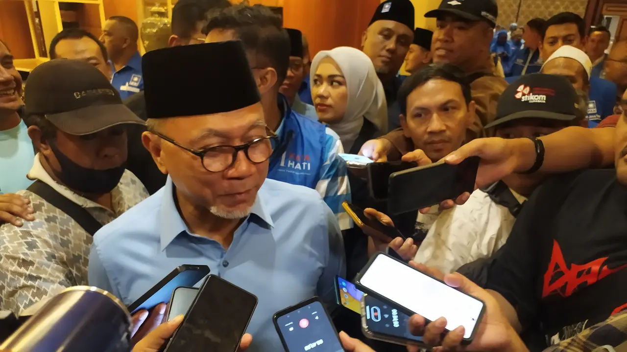 Ketua Umum Partai Amanat Nasional (PAN) Zulkifli Hasan usai acara konsolidasi calon legislatif dari PAN yang digelar di Surabaya, Senin (4/12/2023). (Liputan6.com/Dian Kurniawan)