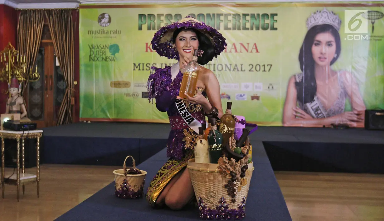 Puteri Indonesia Lingkungan 2017 Kevin Lilliana berpose mengenakan busana bertemakan Mbok Jamu untuk Miss International 2017 di Aula Sasono Wiwoho, Jakarta, Rabu (18/10). Kevin akan bersaing dengan kontestan dari 65 negara. (Liputan6.com/Herman Zakharia)