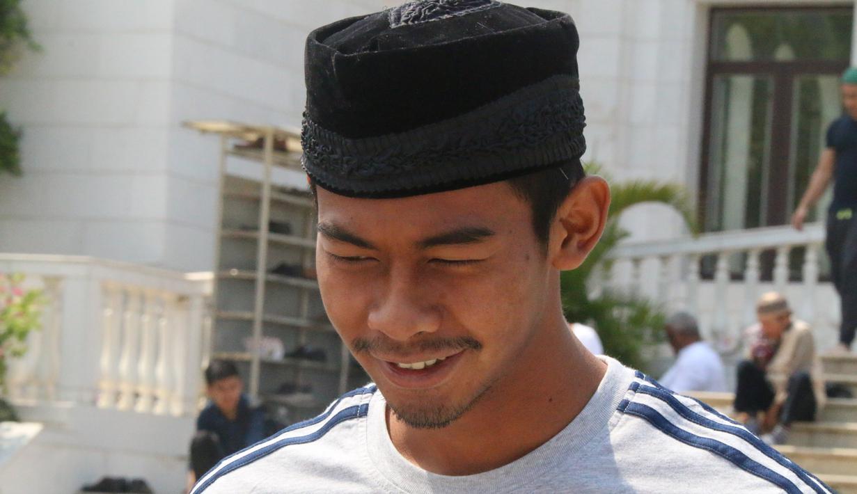 Kiper timnas Indonesia, Satria Tama usai melakukan salat Jumat di Mesjid Al Serkal, Phnom Penh, Kamboja, Jumat (22/2). Beberapa skuat Timnas Indonesia U-22 melakukan ibadah Salat jelang laga ketiga Piala AFF U-22 2019. (Bola.com/Zulfirdaus Harahap)